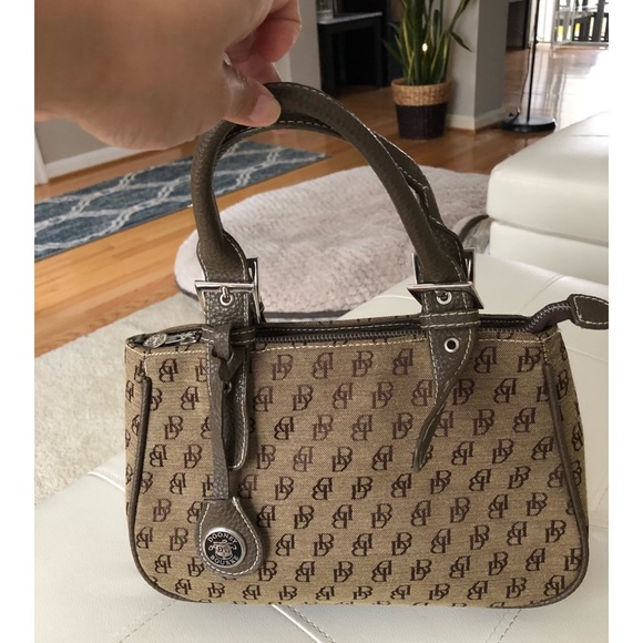 Dooney & Bourke Handbags - 💥VINTAGE🤲🏼 Dooney And Bourke  Hand Bag🌸🌸